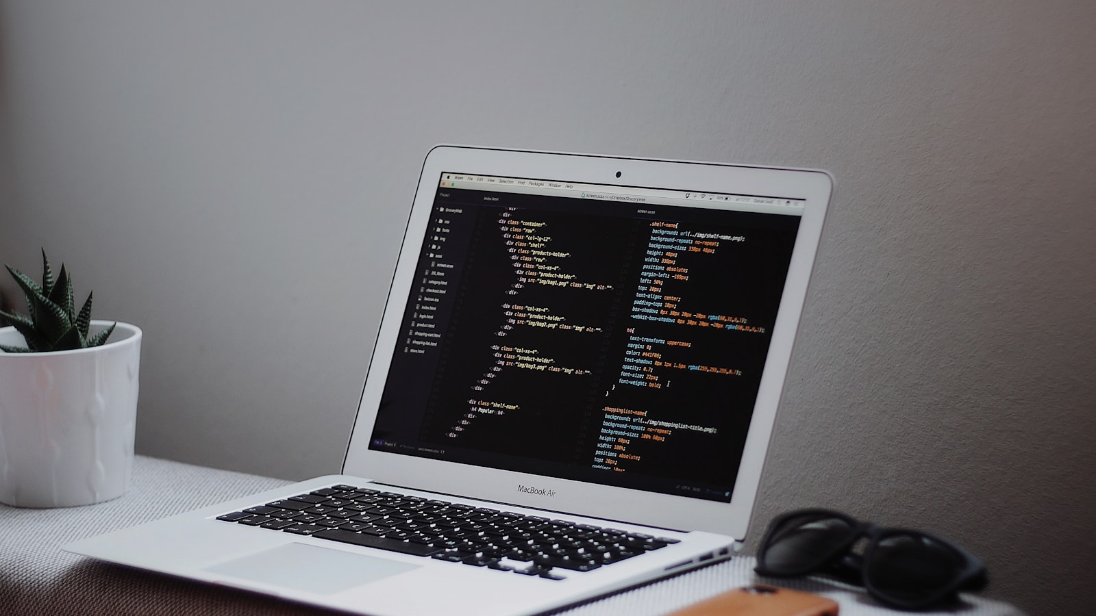 AEO対策の実装作業を進めるノートPCと静かなワークスペース。AI検索の引用条件を9構造パーツに落とし込む現場